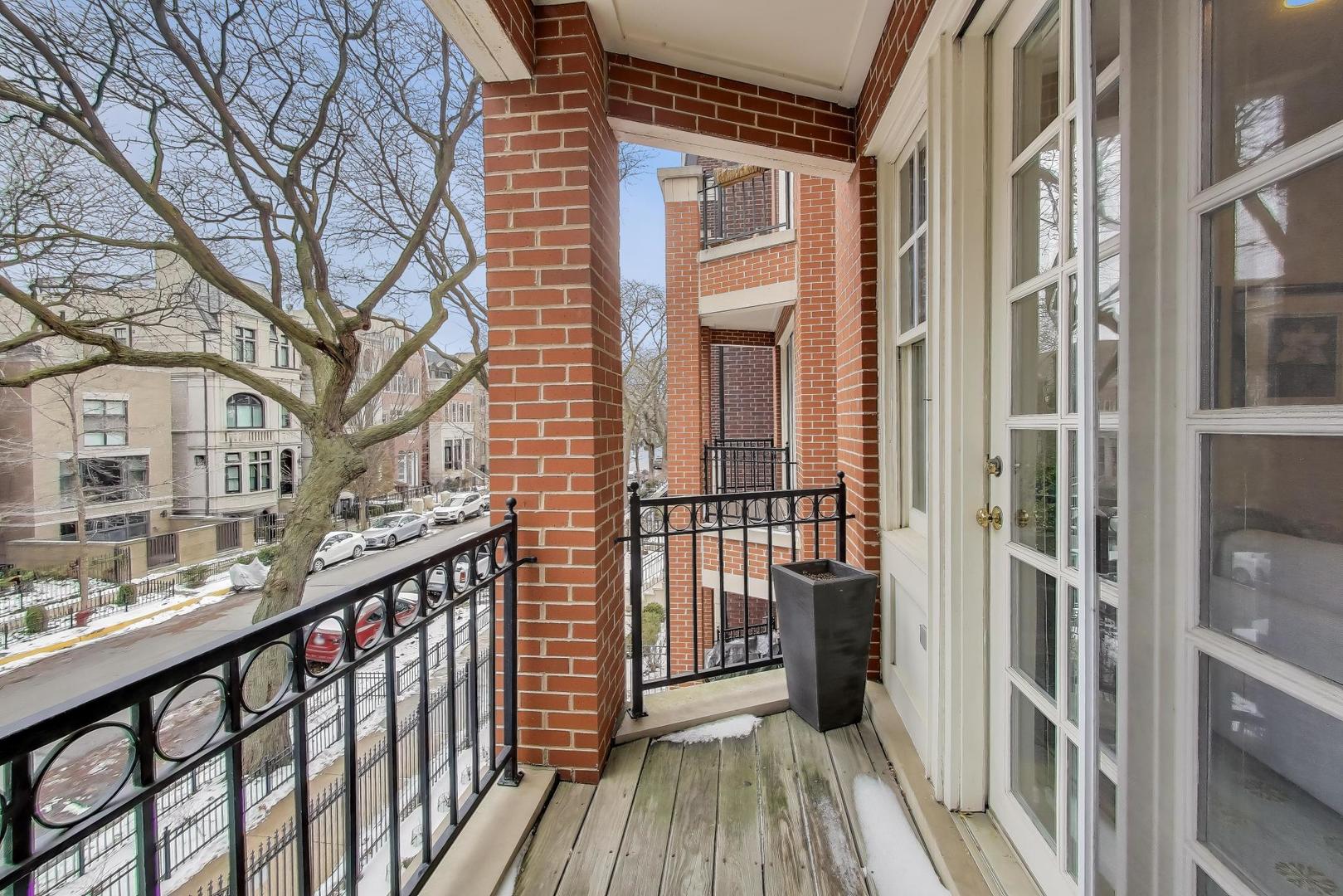 1725 N MOHAWK Street Unit: 2S