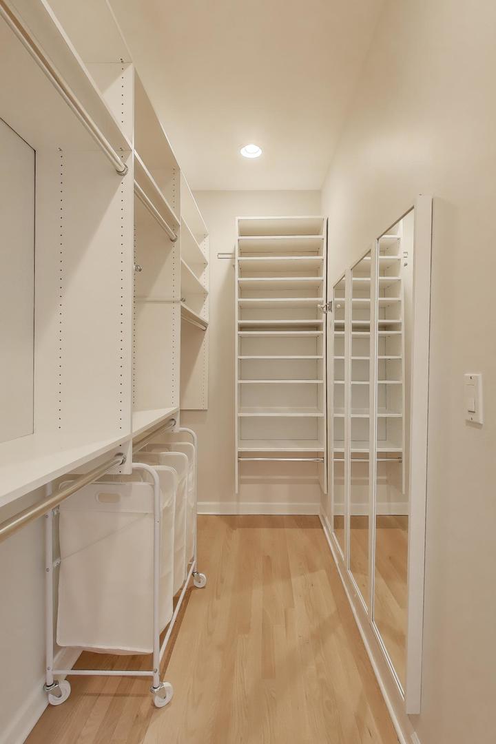 1725 N MOHAWK Street Unit: 2S