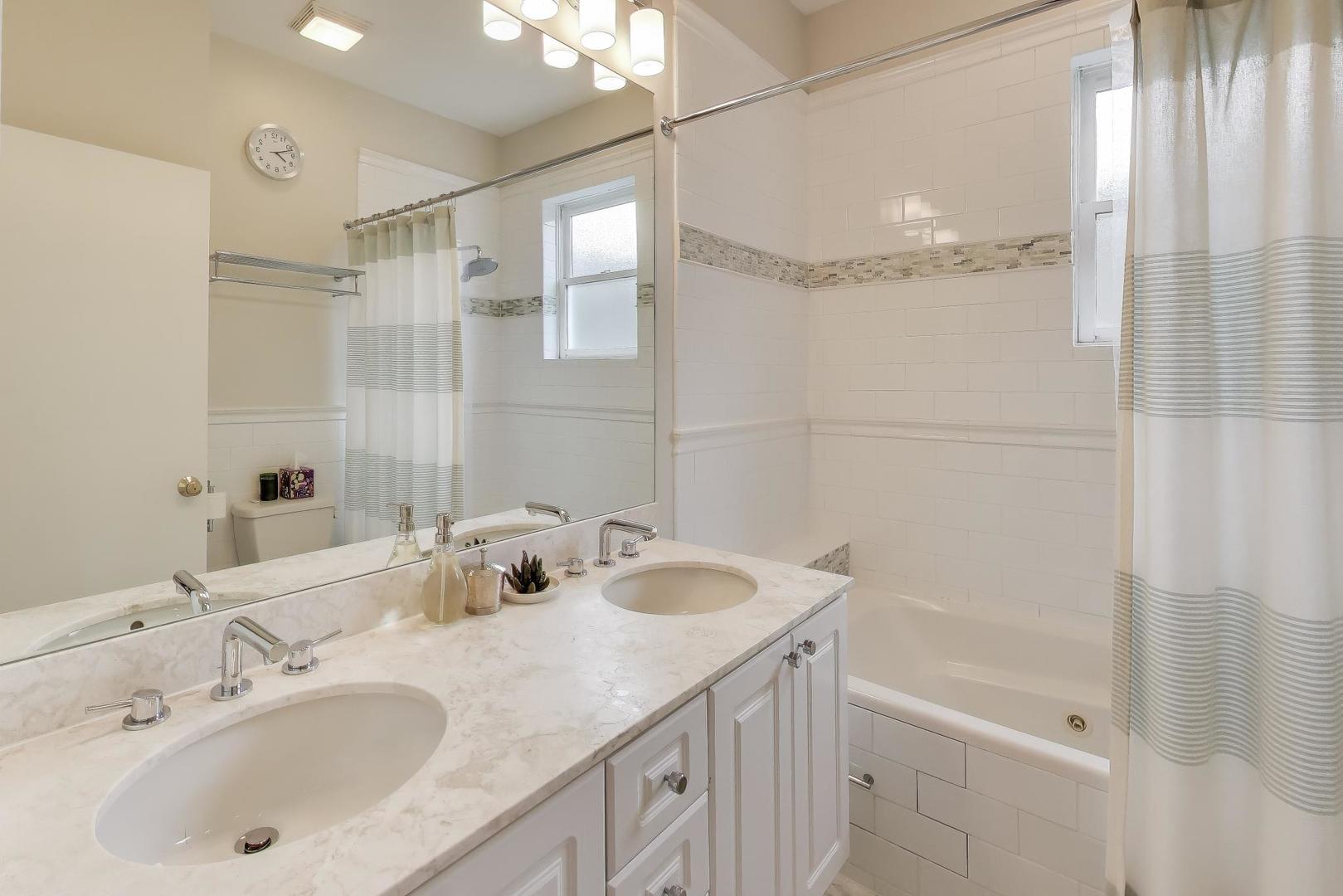 1725 N MOHAWK Street Unit: 2S