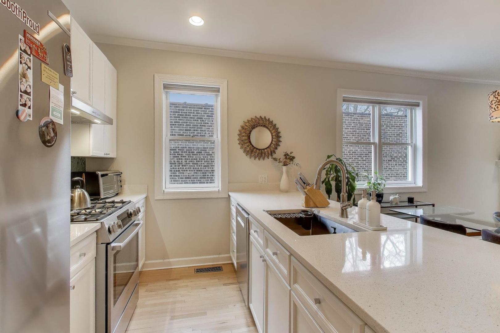 1725 N MOHAWK Street Unit: 2S