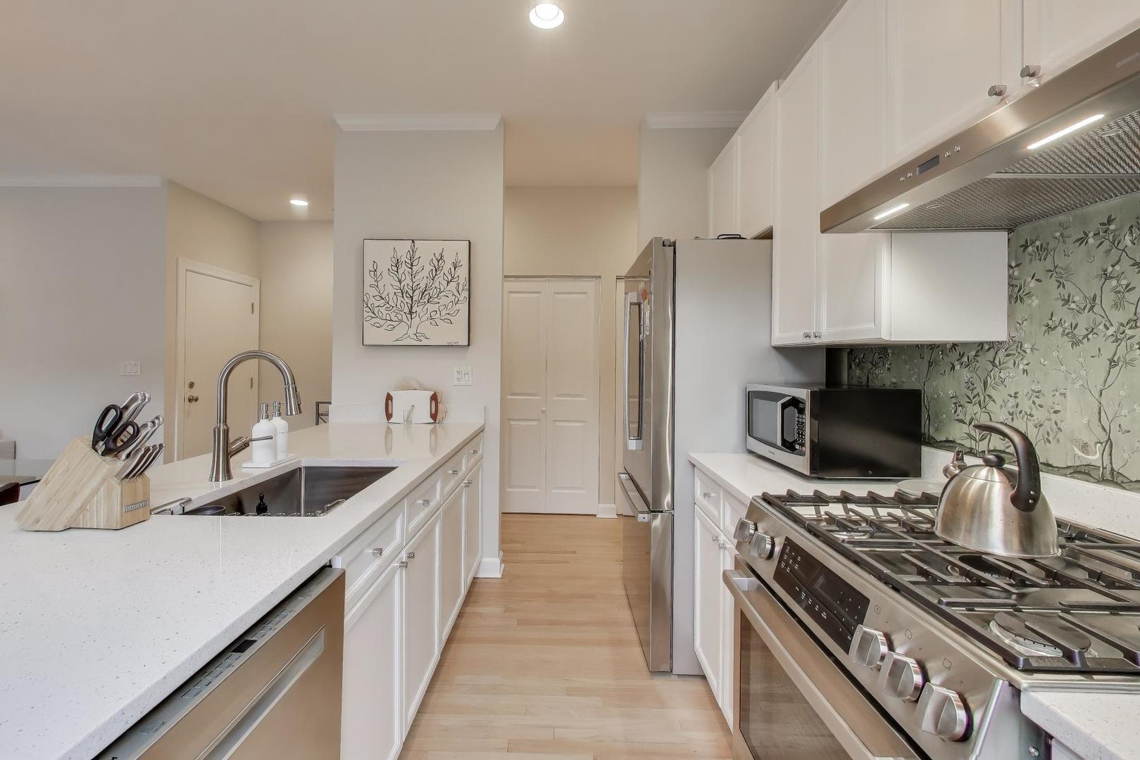 1725 N MOHAWK Street Unit: 2S