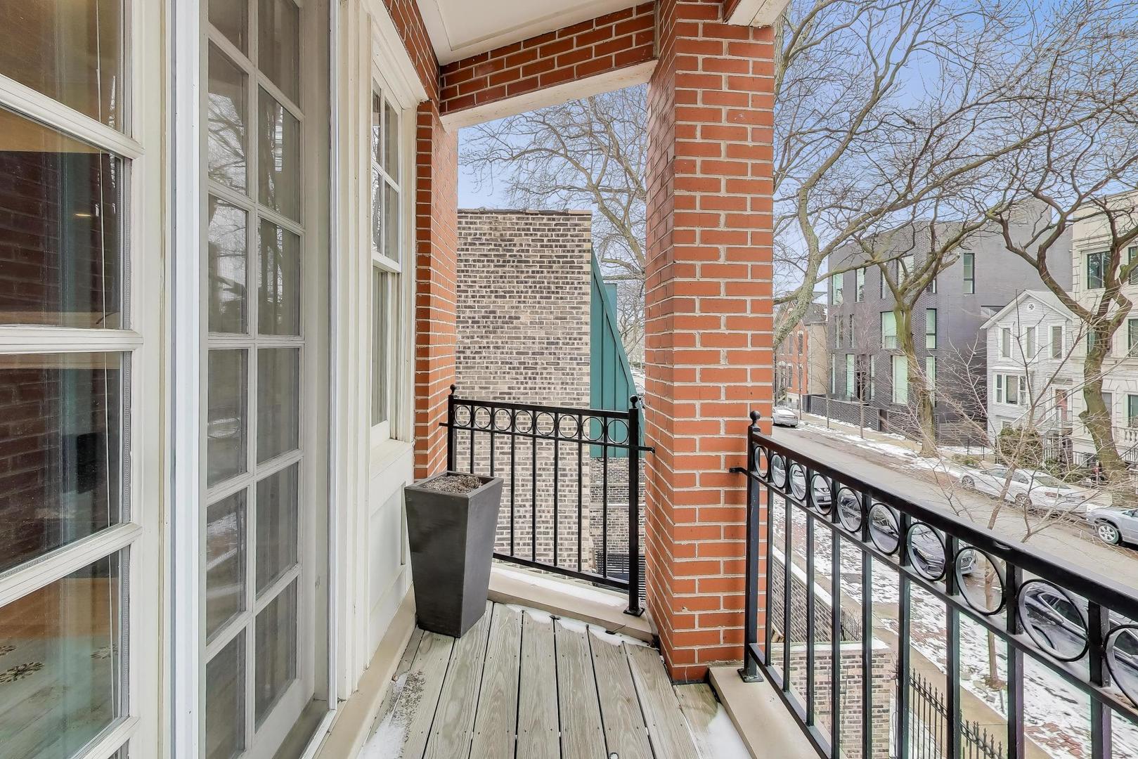 1725 N MOHAWK Street Unit: 2S