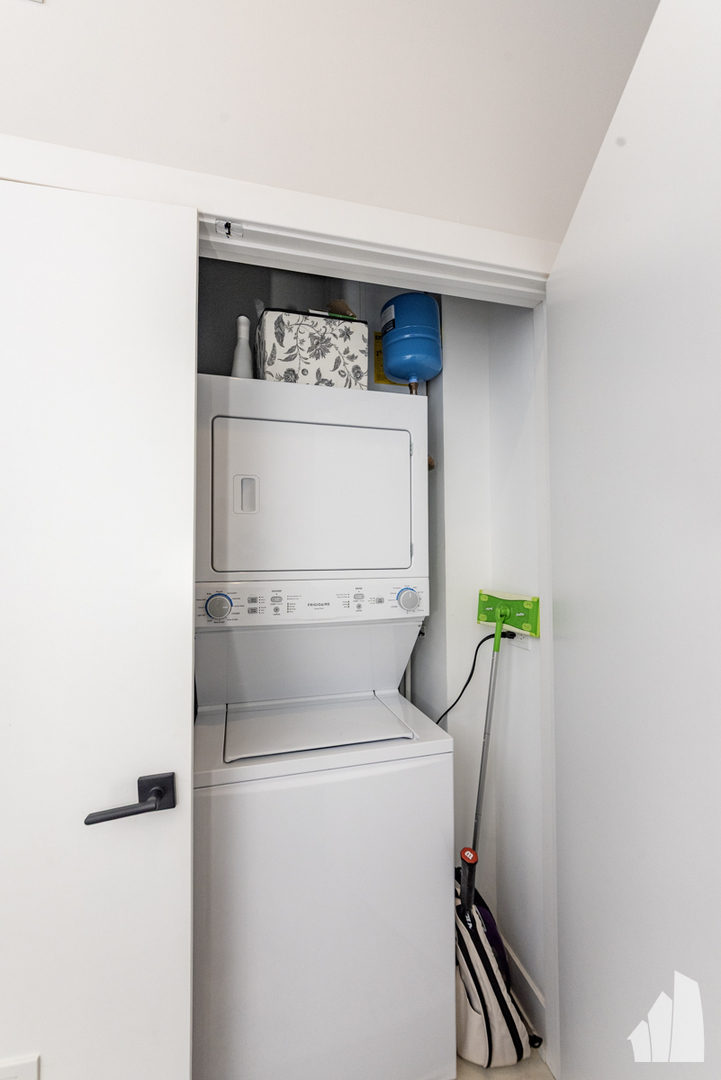 2317 N Clark Street Unit: 408