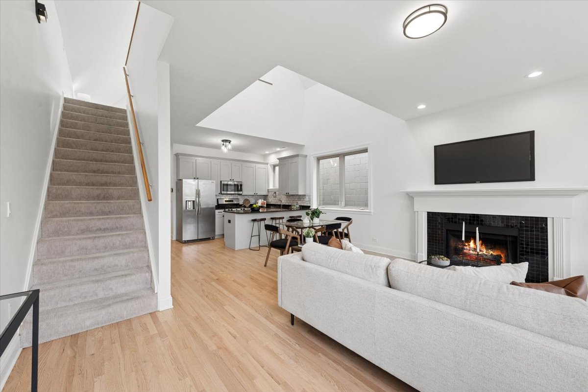 1019 N Winchester Avenue Unit: 3