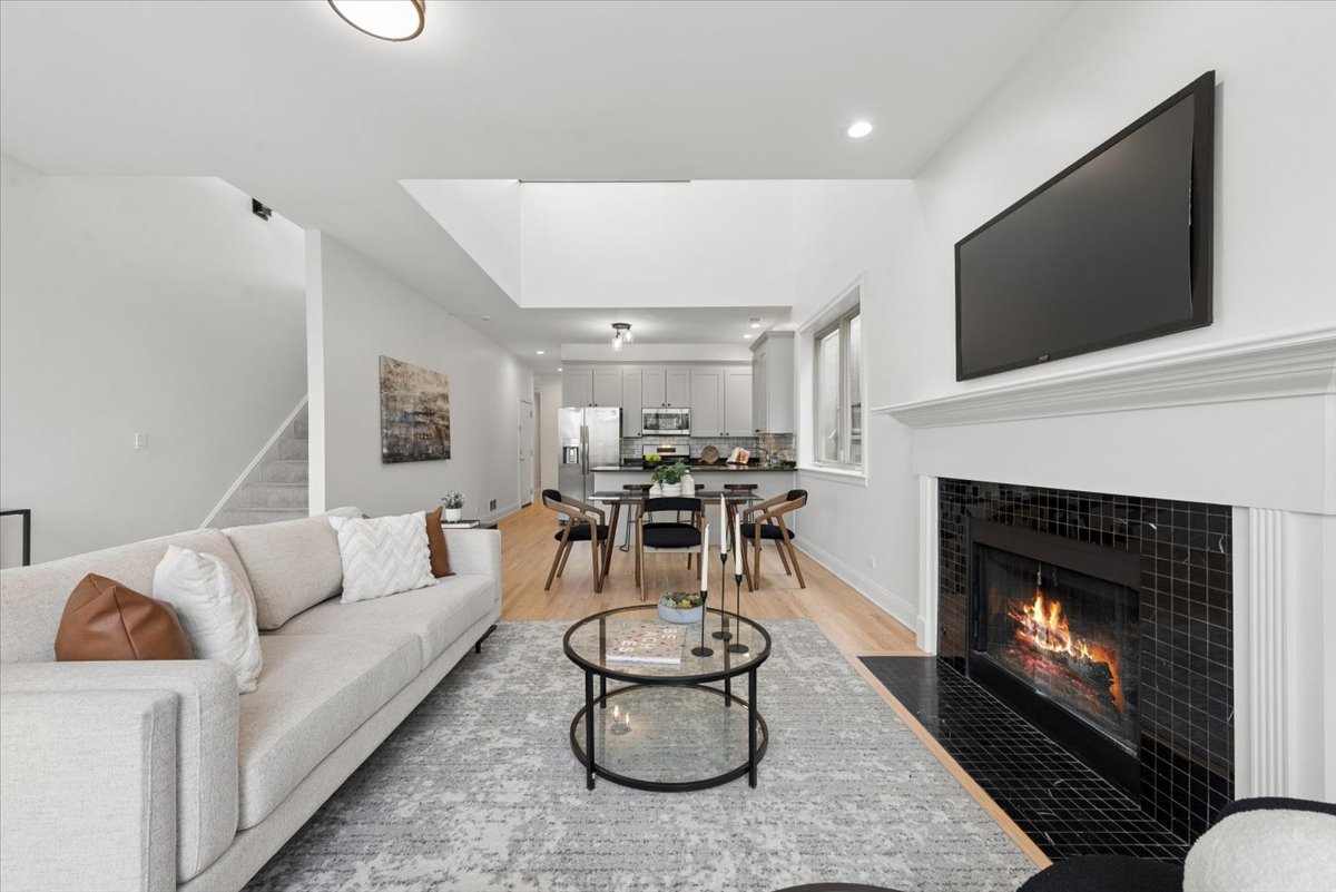 1019 N Winchester Avenue Unit: 3