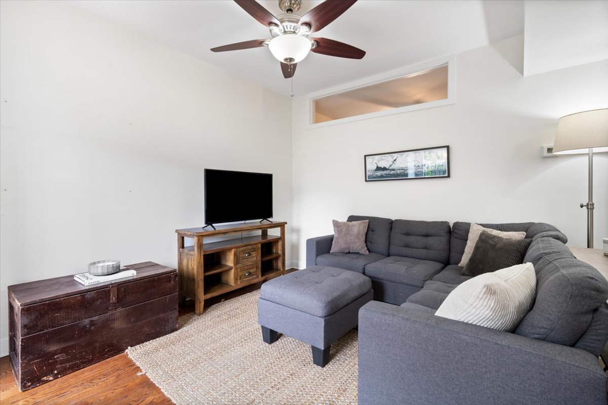 1525 W Barry Avenue Unit: 1F