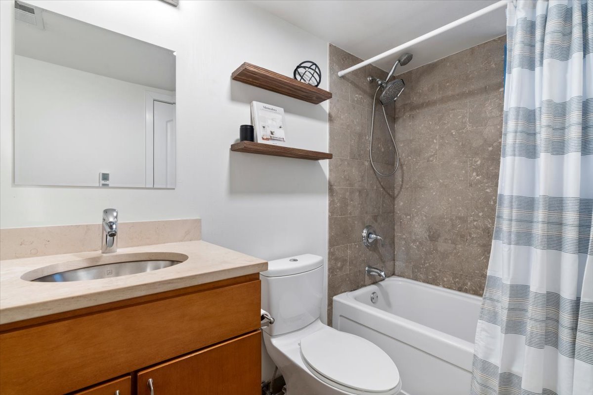 1525 W Barry Avenue Unit: 1F