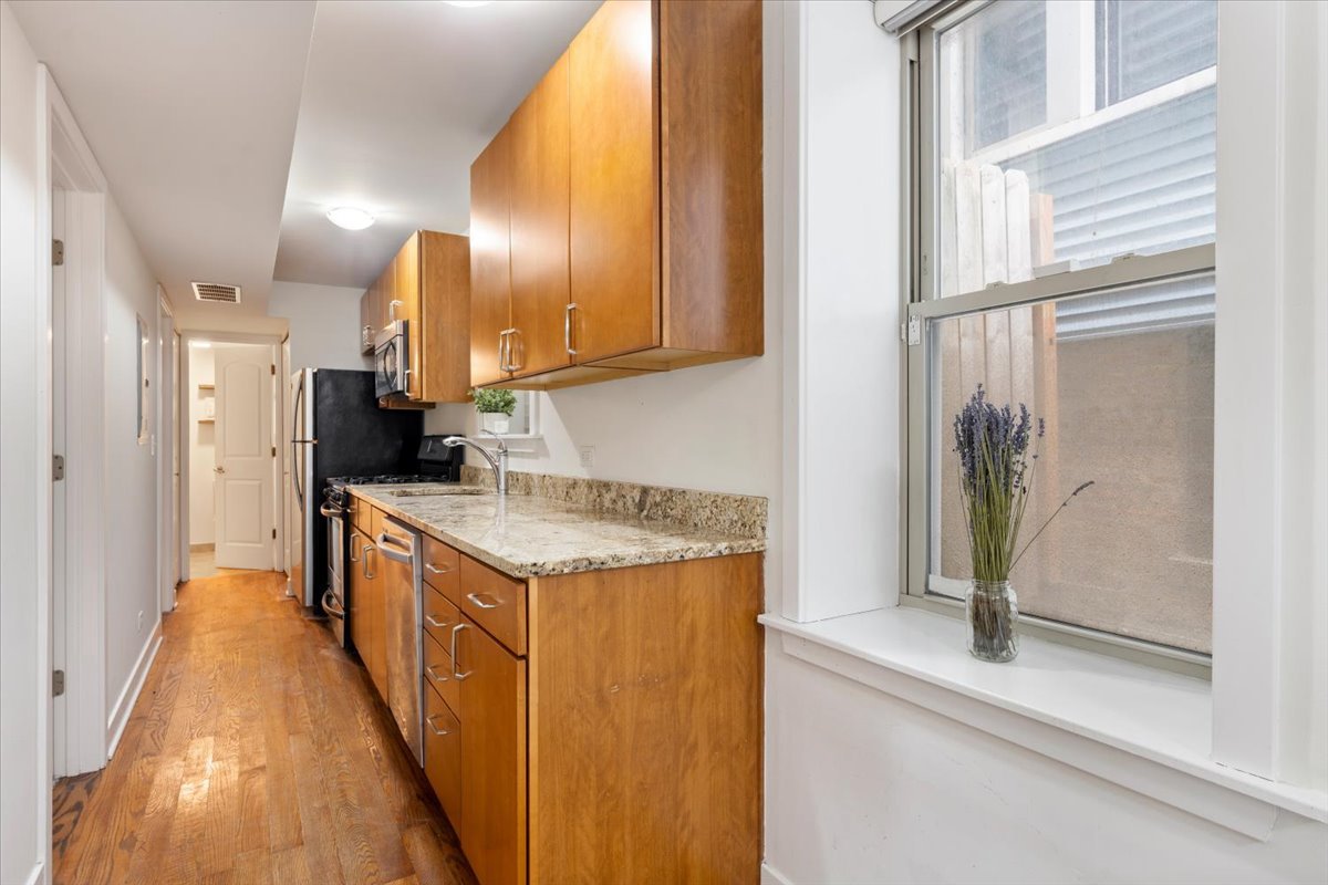 1525 W Barry Avenue Unit: 1F