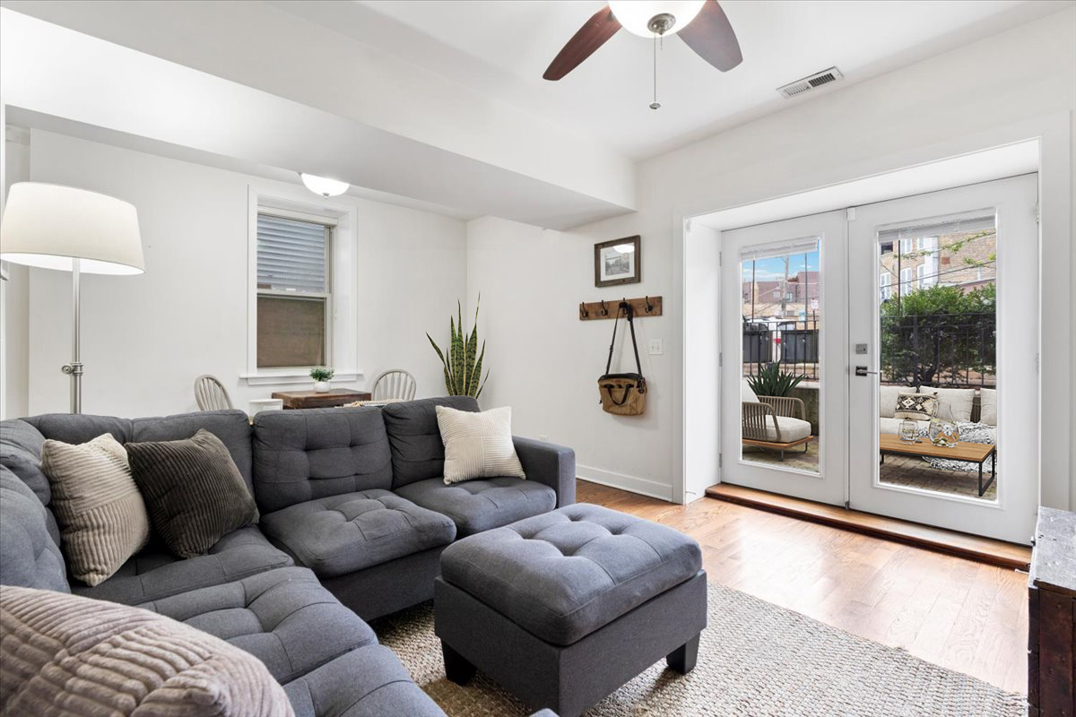 1525 W Barry Avenue Unit: 1F