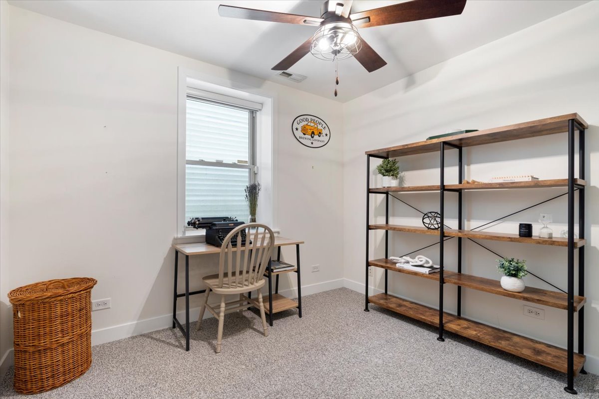 1525 W Barry Avenue Unit: 1F