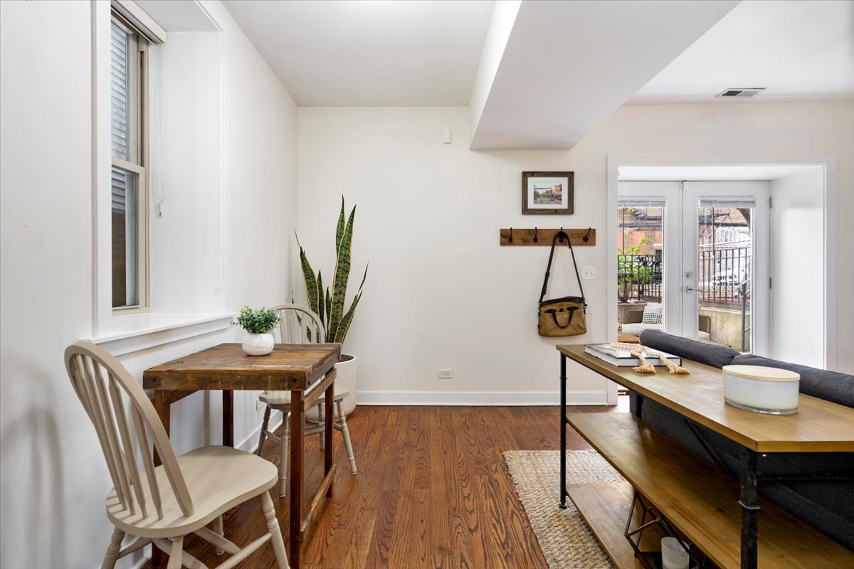 1525 W Barry Avenue Unit: 1F