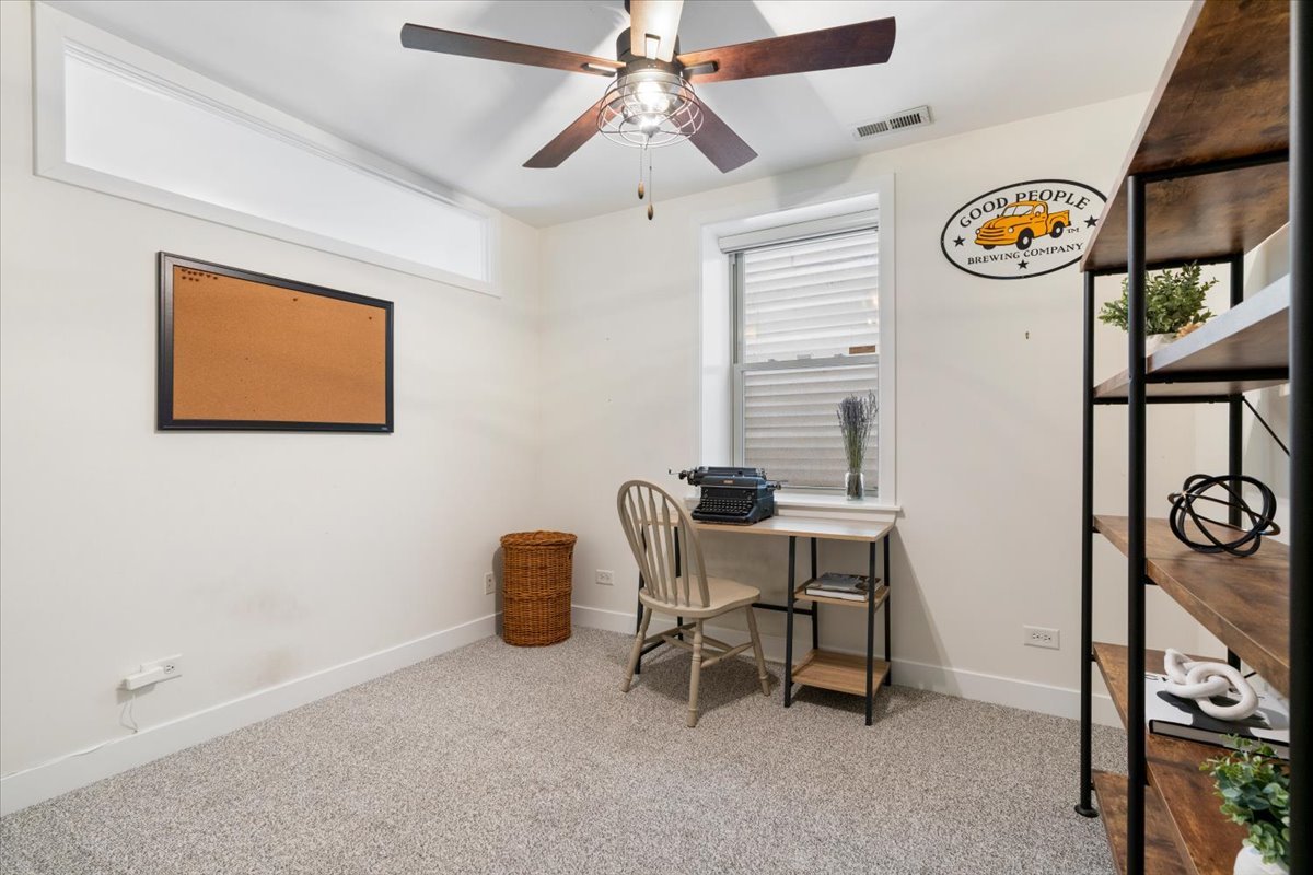 1525 W Barry Avenue Unit: 1F