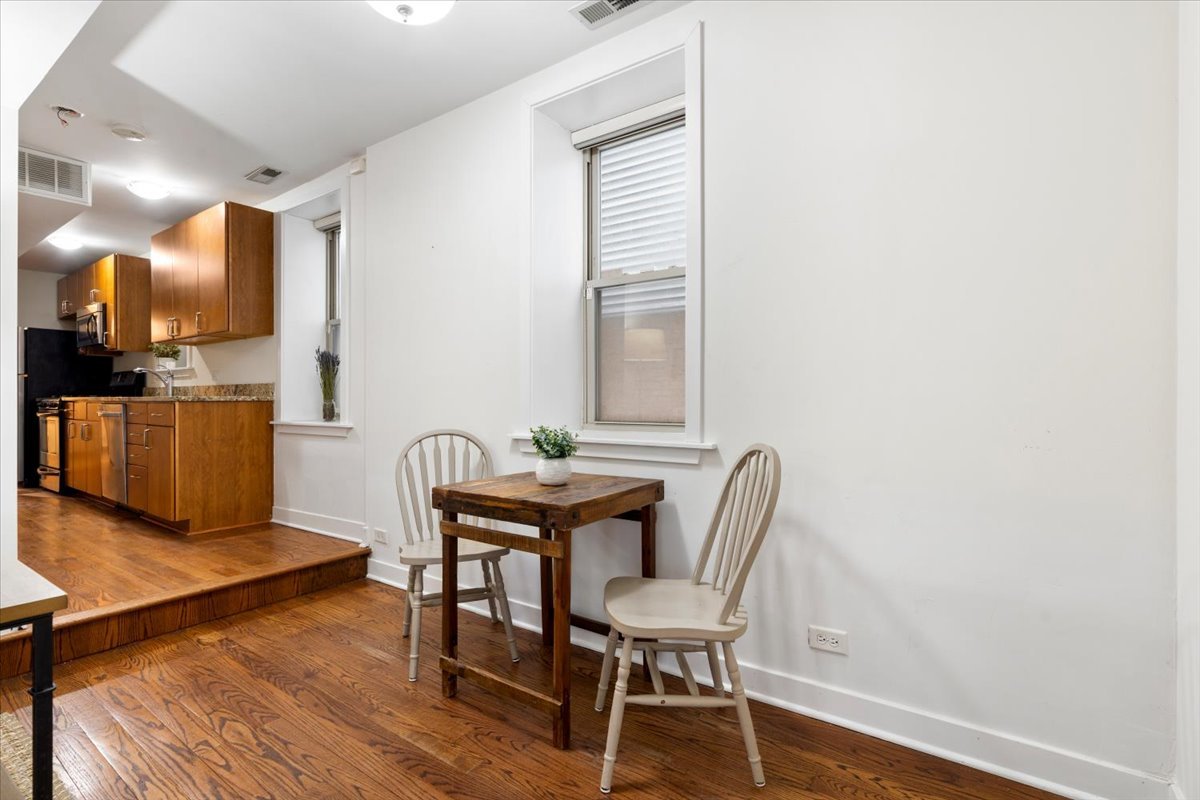 1525 W Barry Avenue Unit: 1F