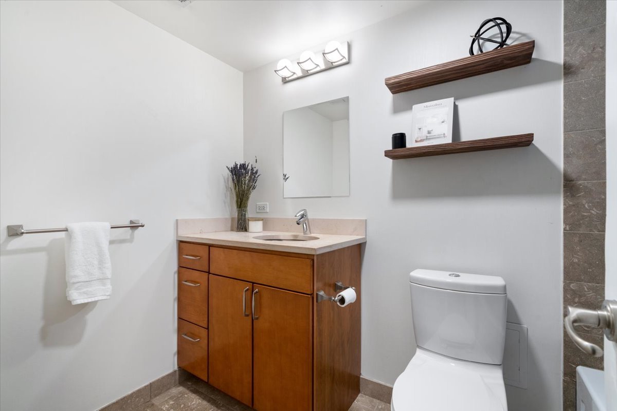 1525 W Barry Avenue Unit: 1F