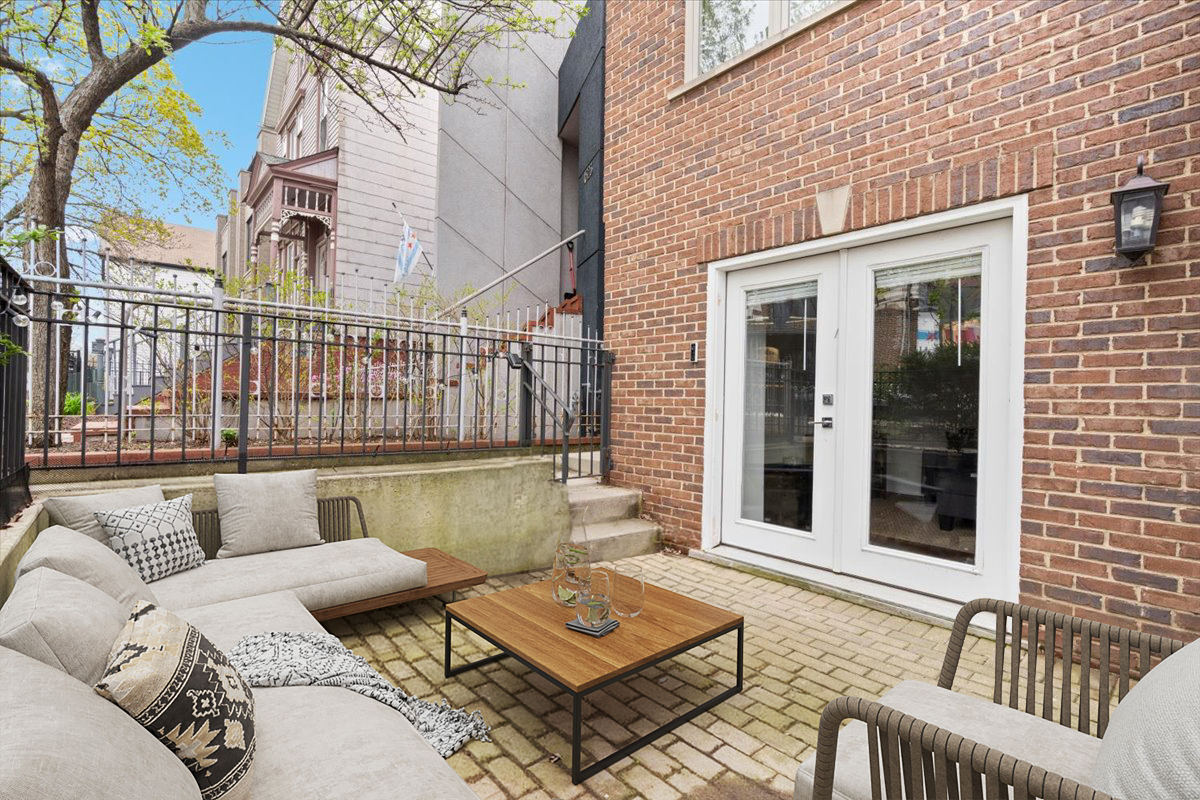 1525 W Barry Avenue Unit: 1F