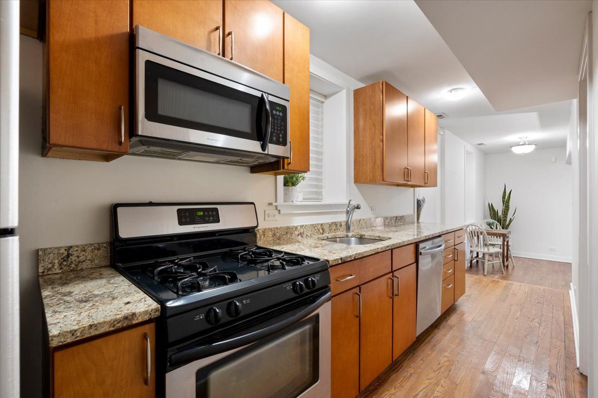 1525 W Barry Avenue Unit: 1F