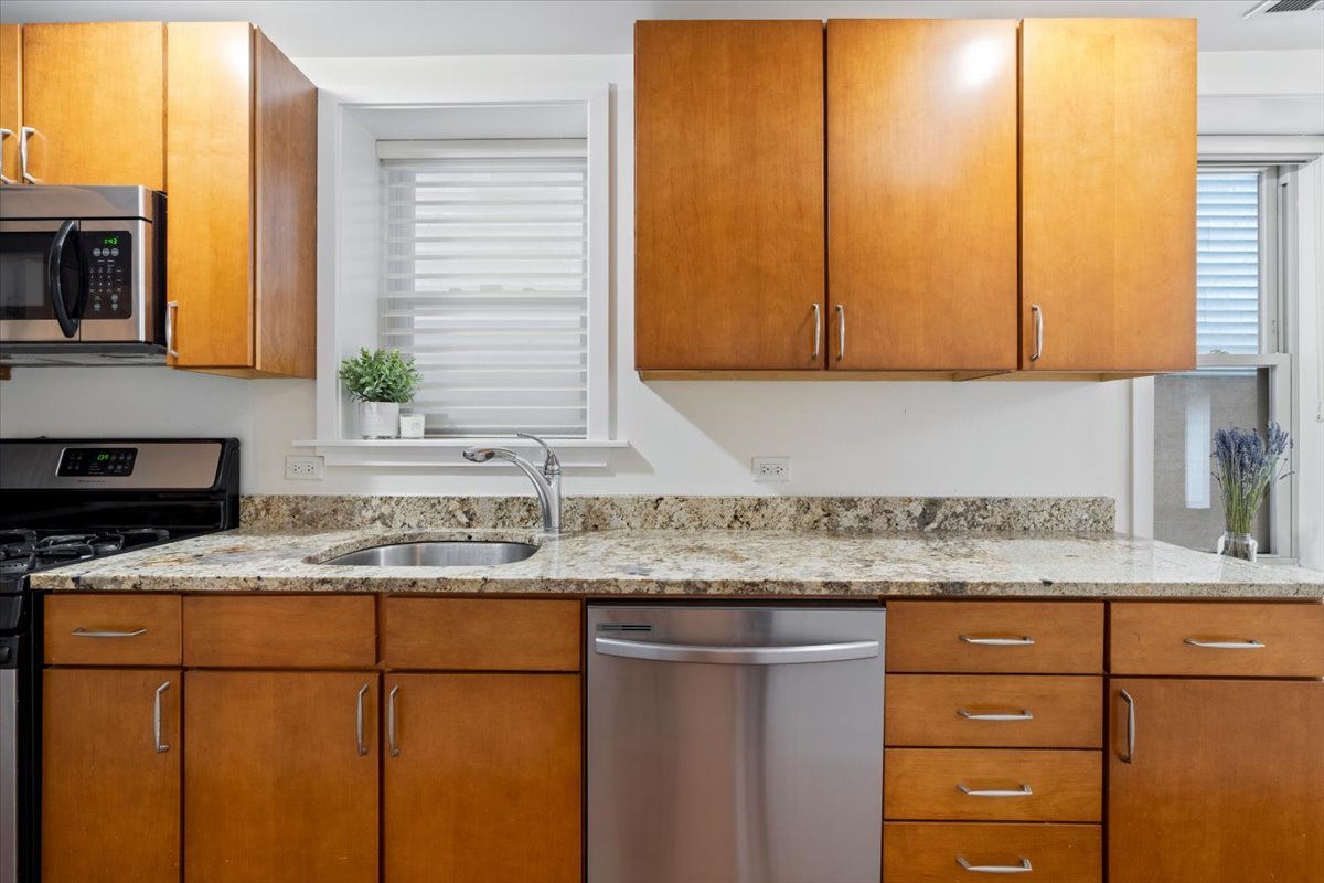 1525 W Barry Avenue Unit: 1F