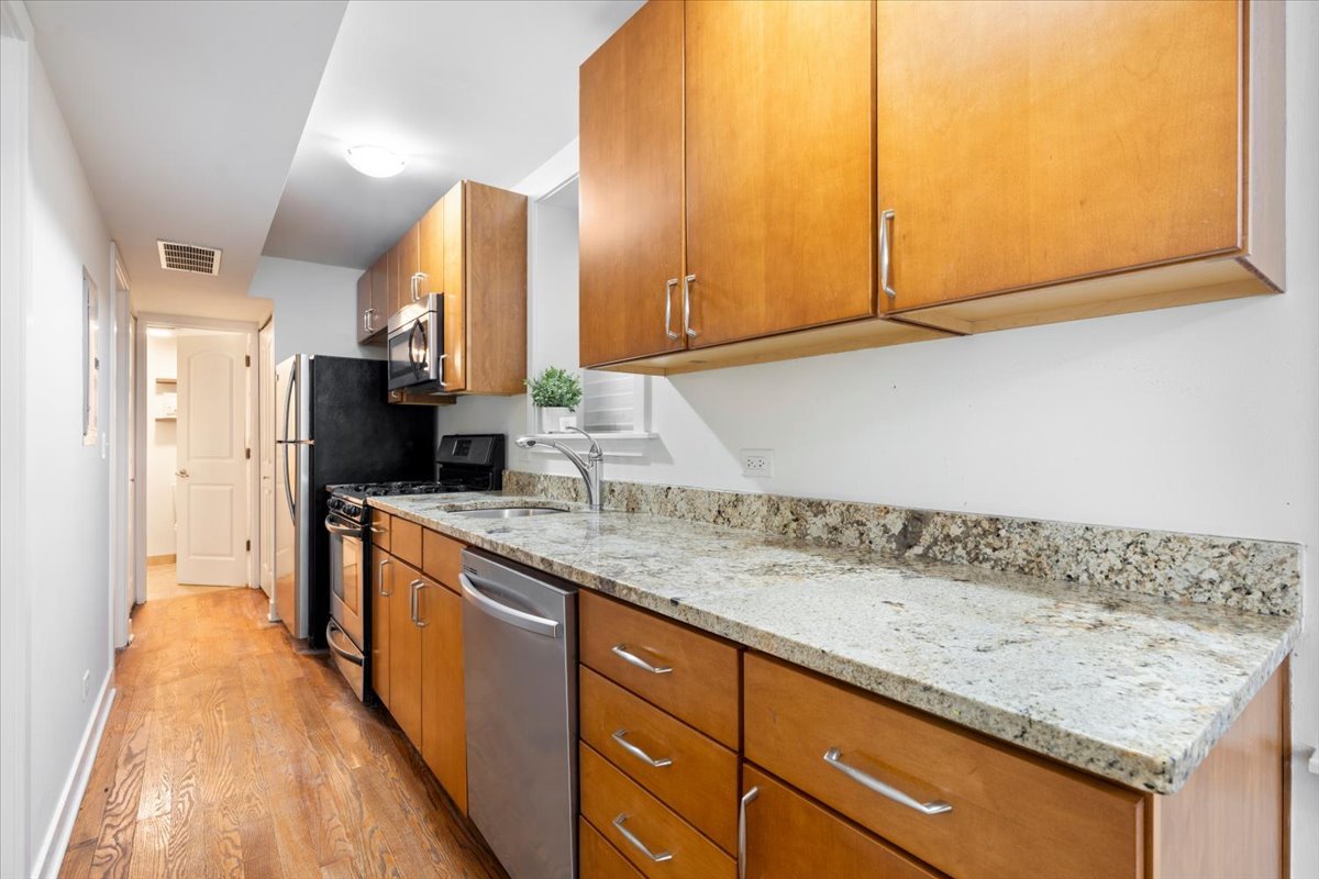1525 W Barry Avenue Unit: 1F