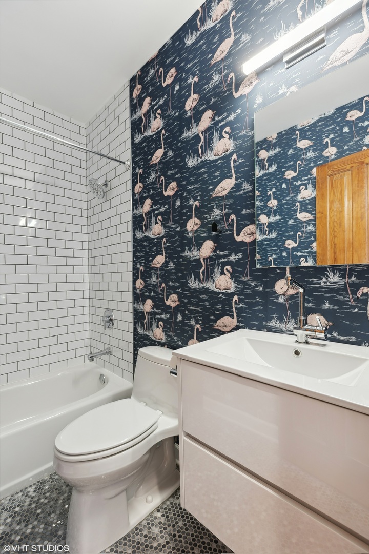 832 N Paulina Street Unit: 3