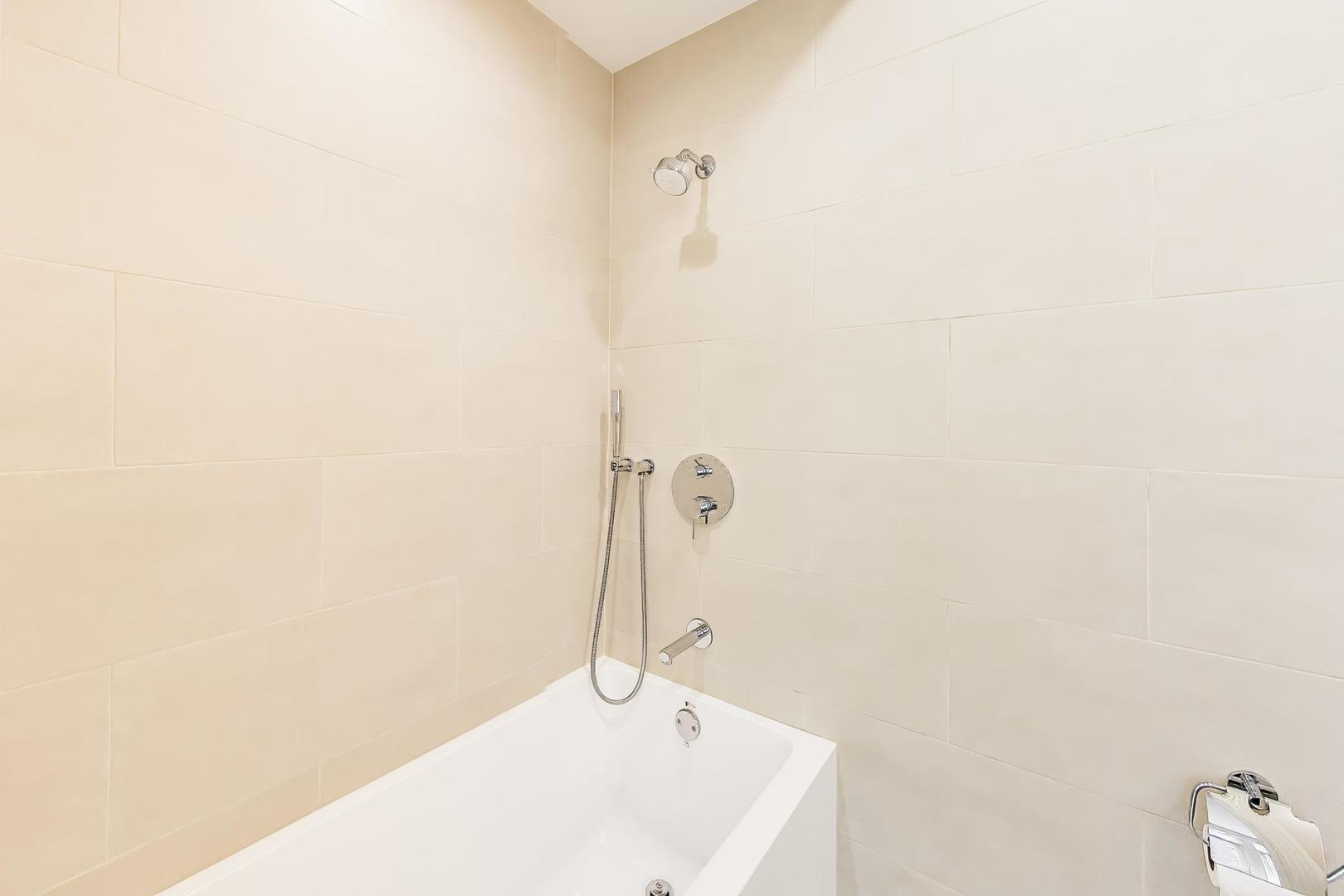 320 N CLINTON Street Unit: D