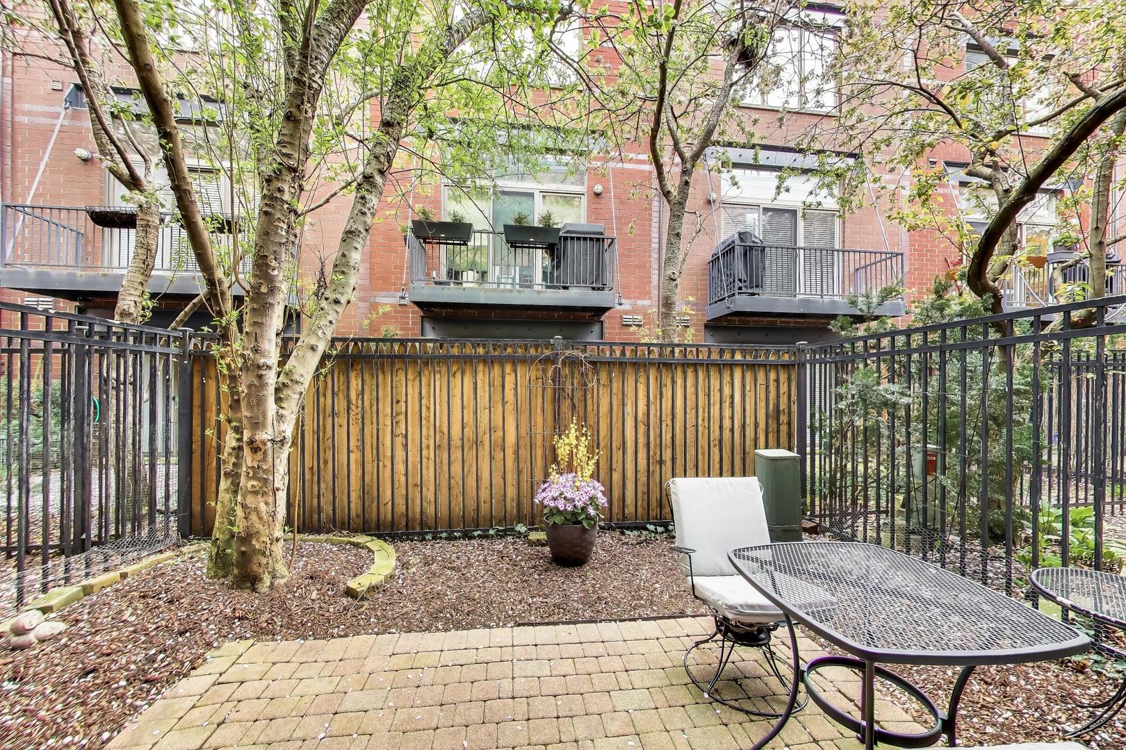 320 N CLINTON Street Unit: D