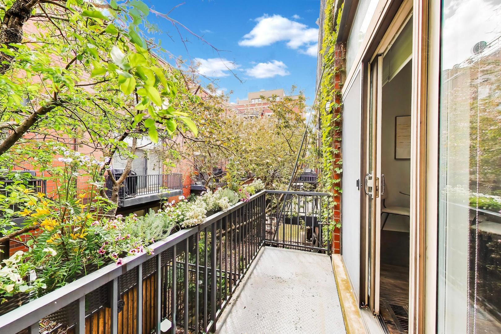 320 N CLINTON Street Unit: D