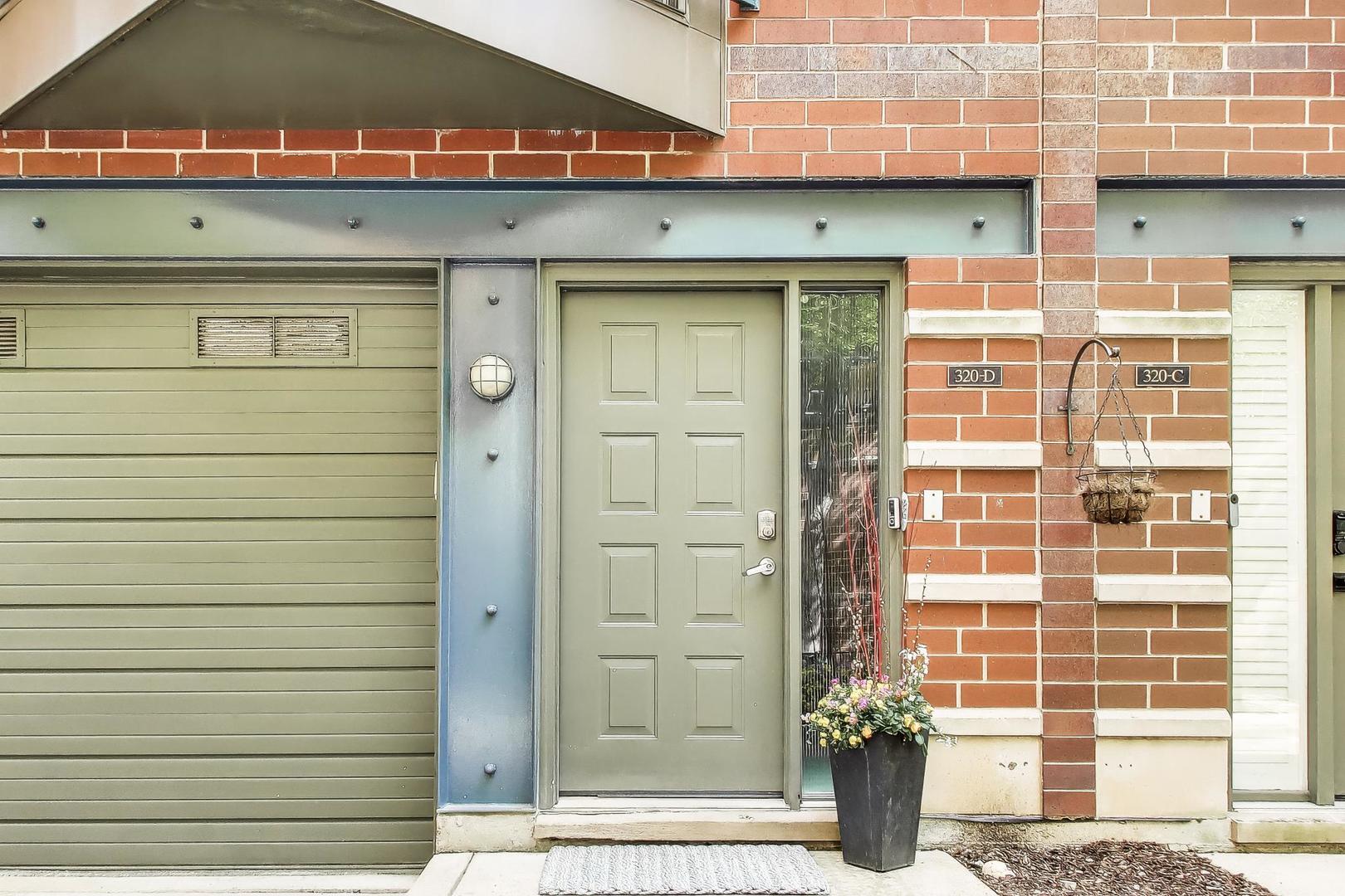 320 N CLINTON Street Unit: D