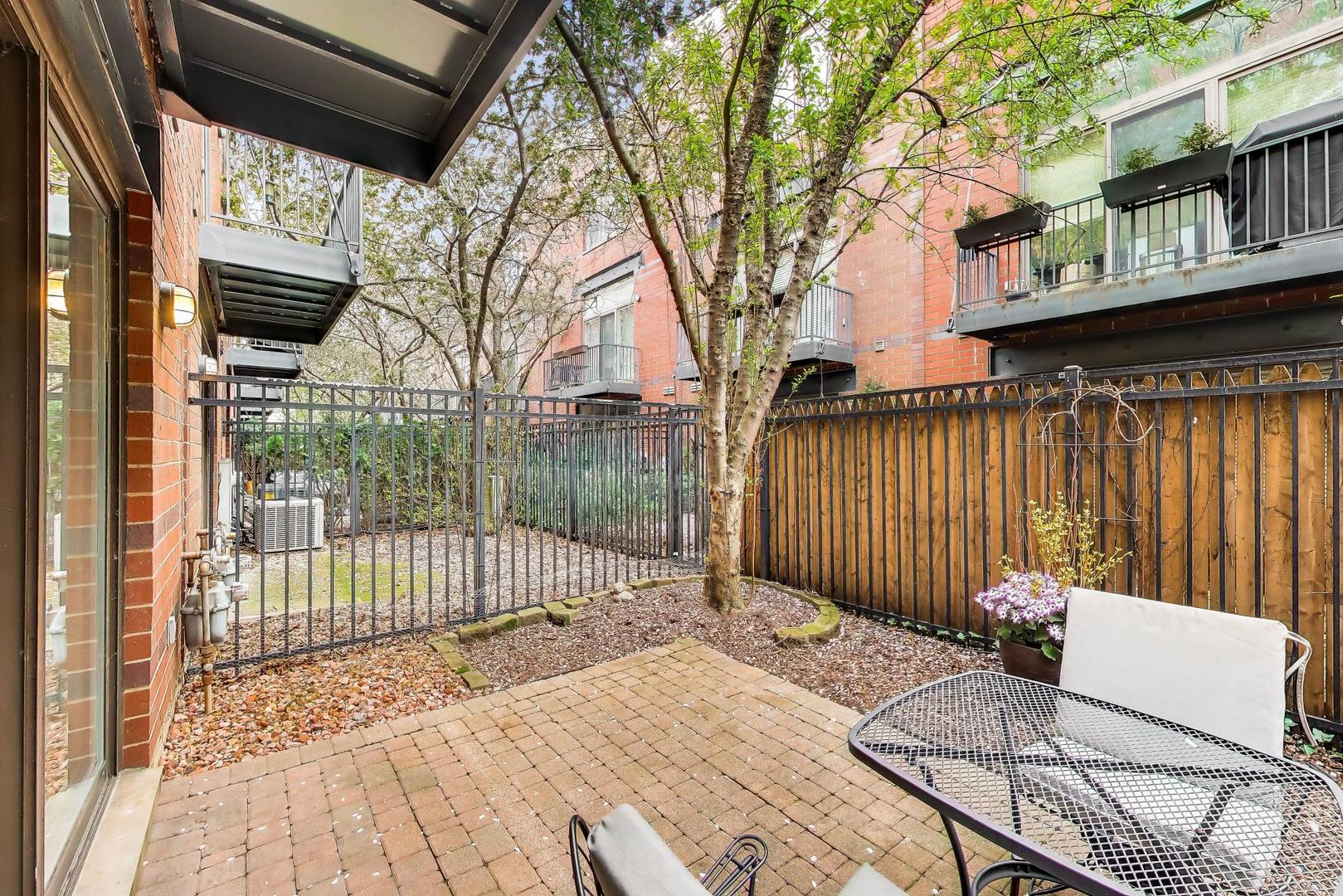 320 N CLINTON Street Unit: D