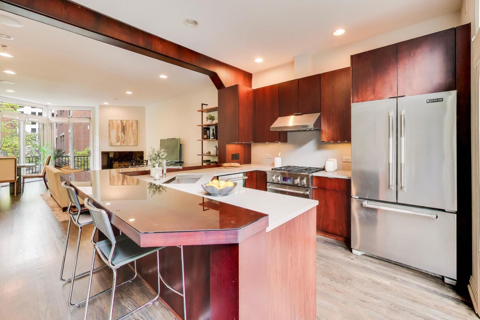 320 N CLINTON Street Unit: D
