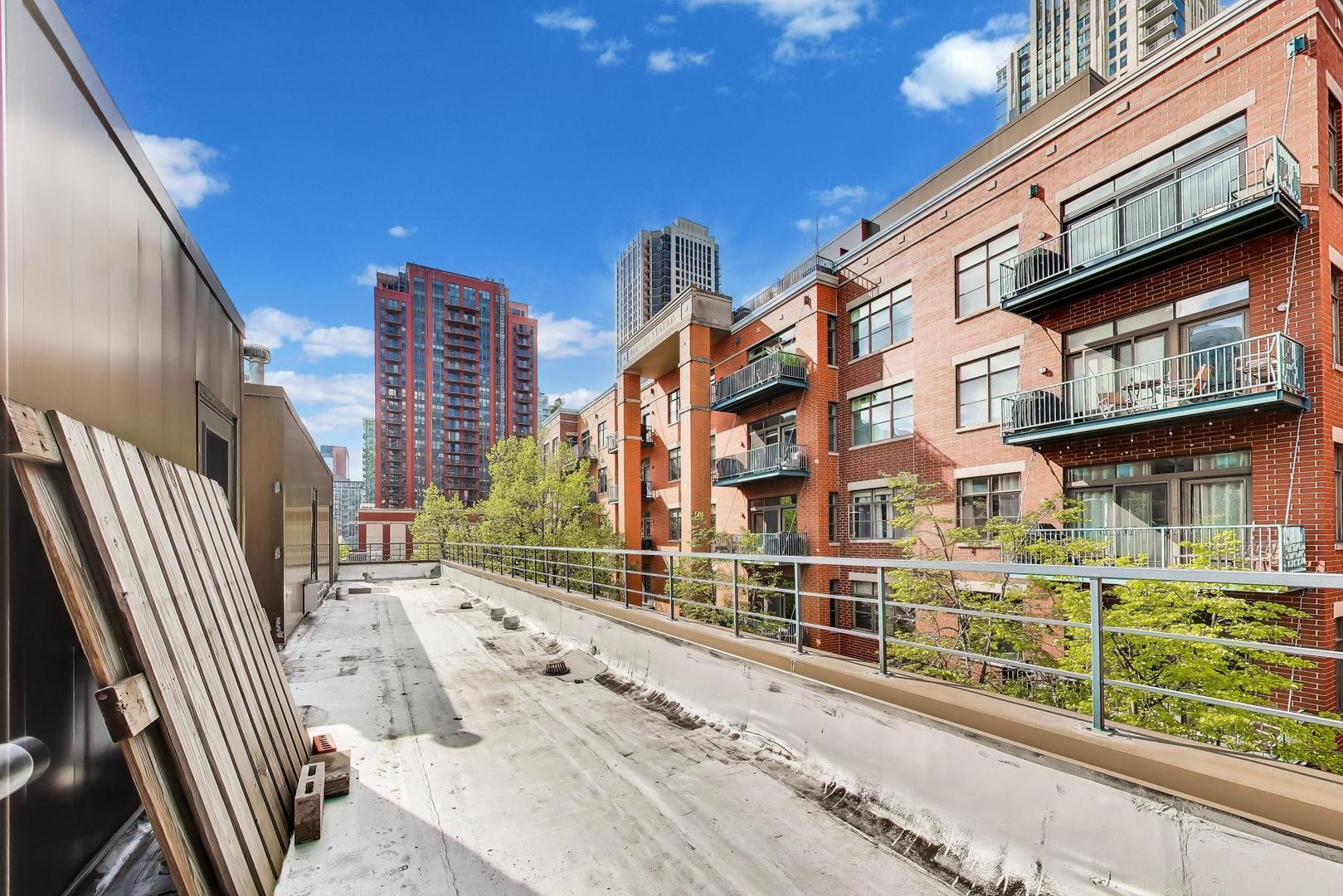 320 N CLINTON Street Unit: D