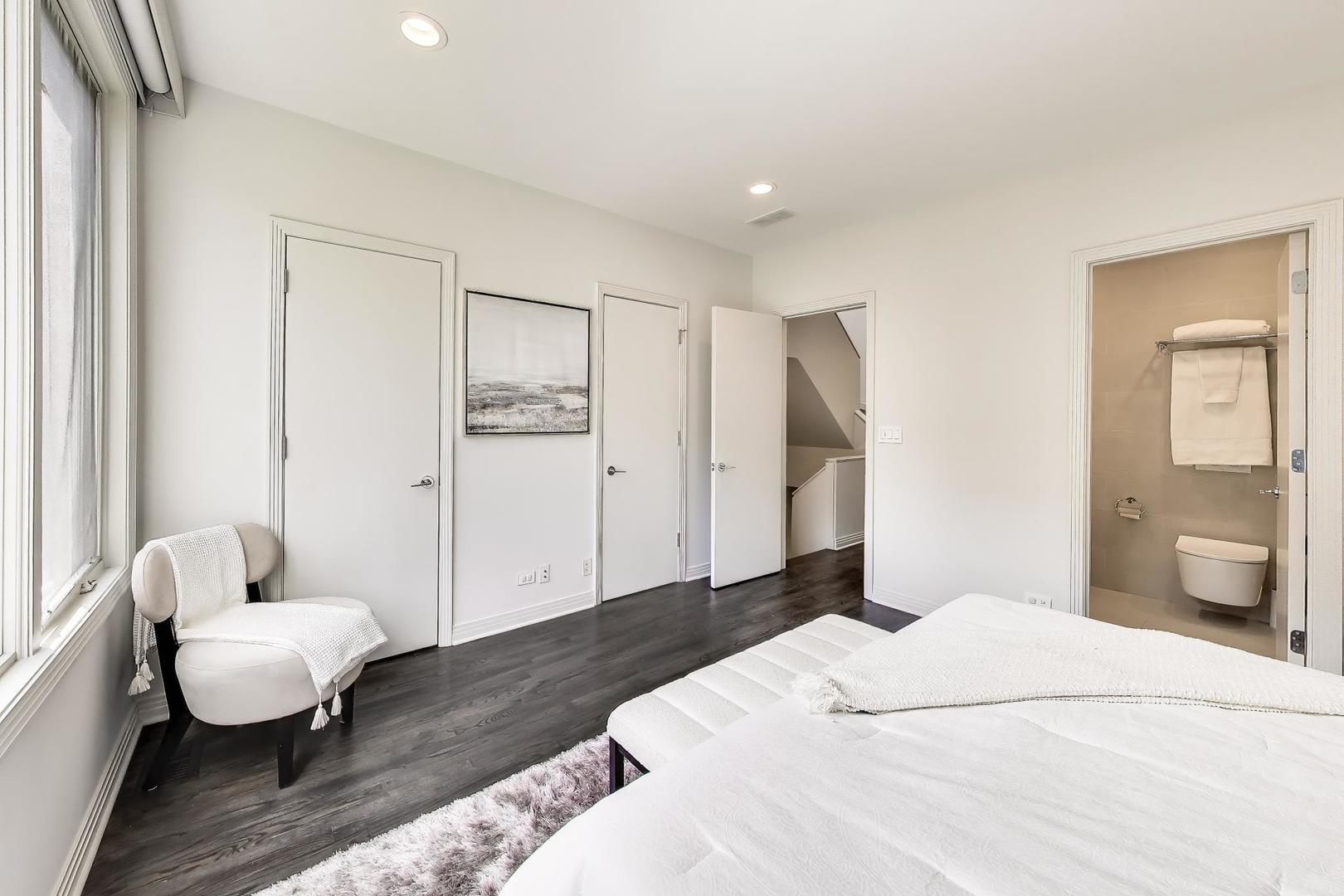 320 N CLINTON Street Unit: D