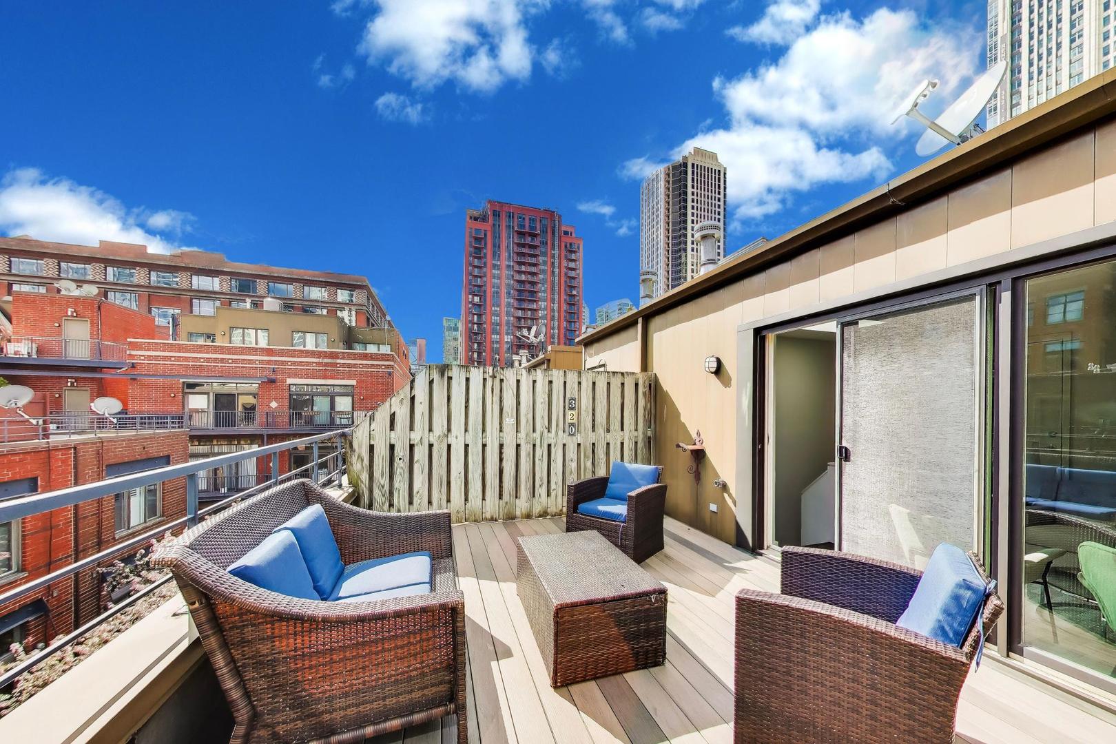 320 N CLINTON Street Unit: D