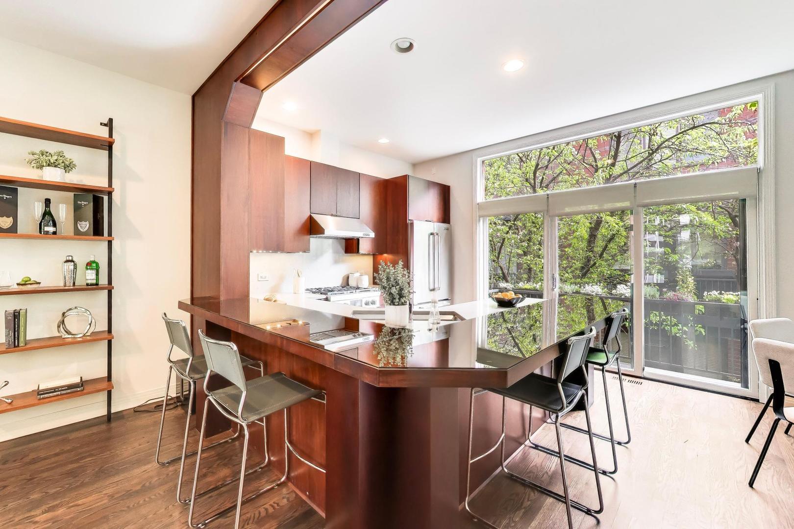 320 N CLINTON Street Unit: D