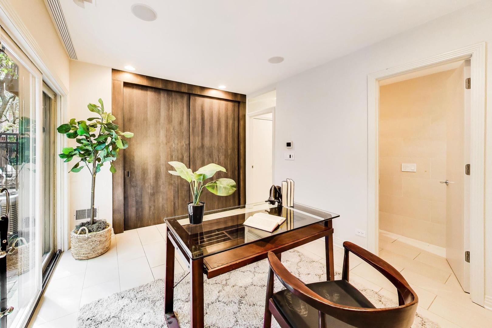 320 N CLINTON Street Unit: D