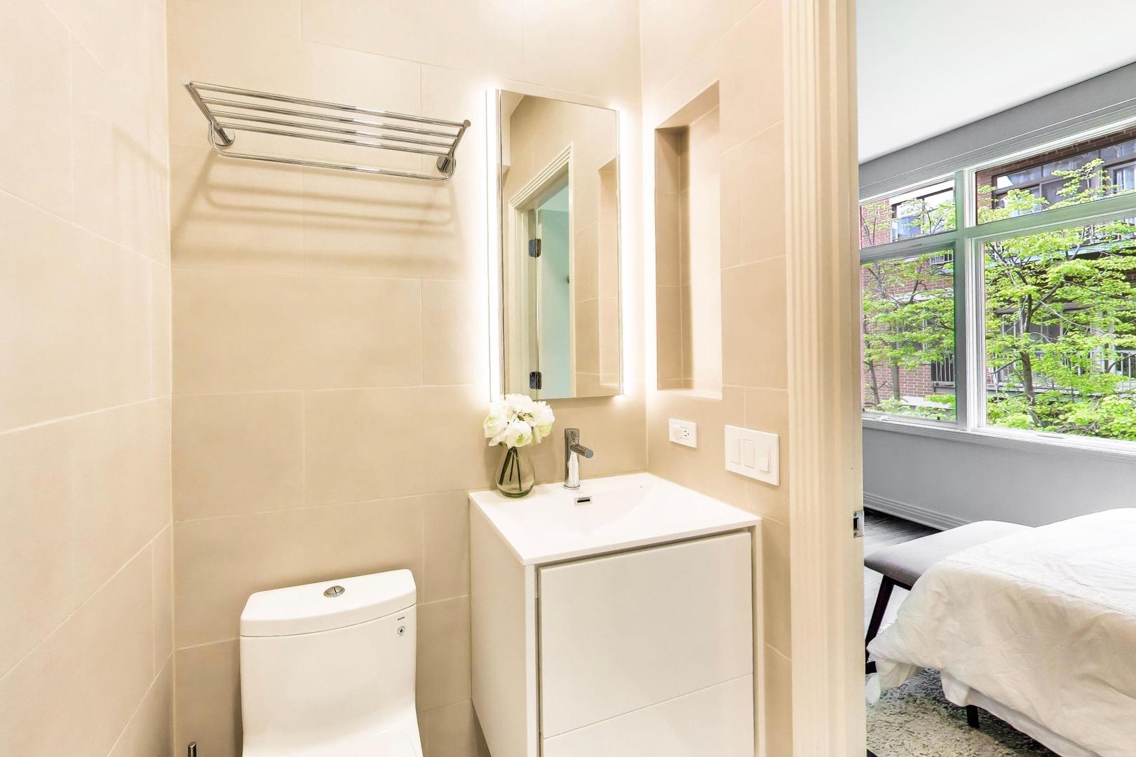 320 N CLINTON Street Unit: D