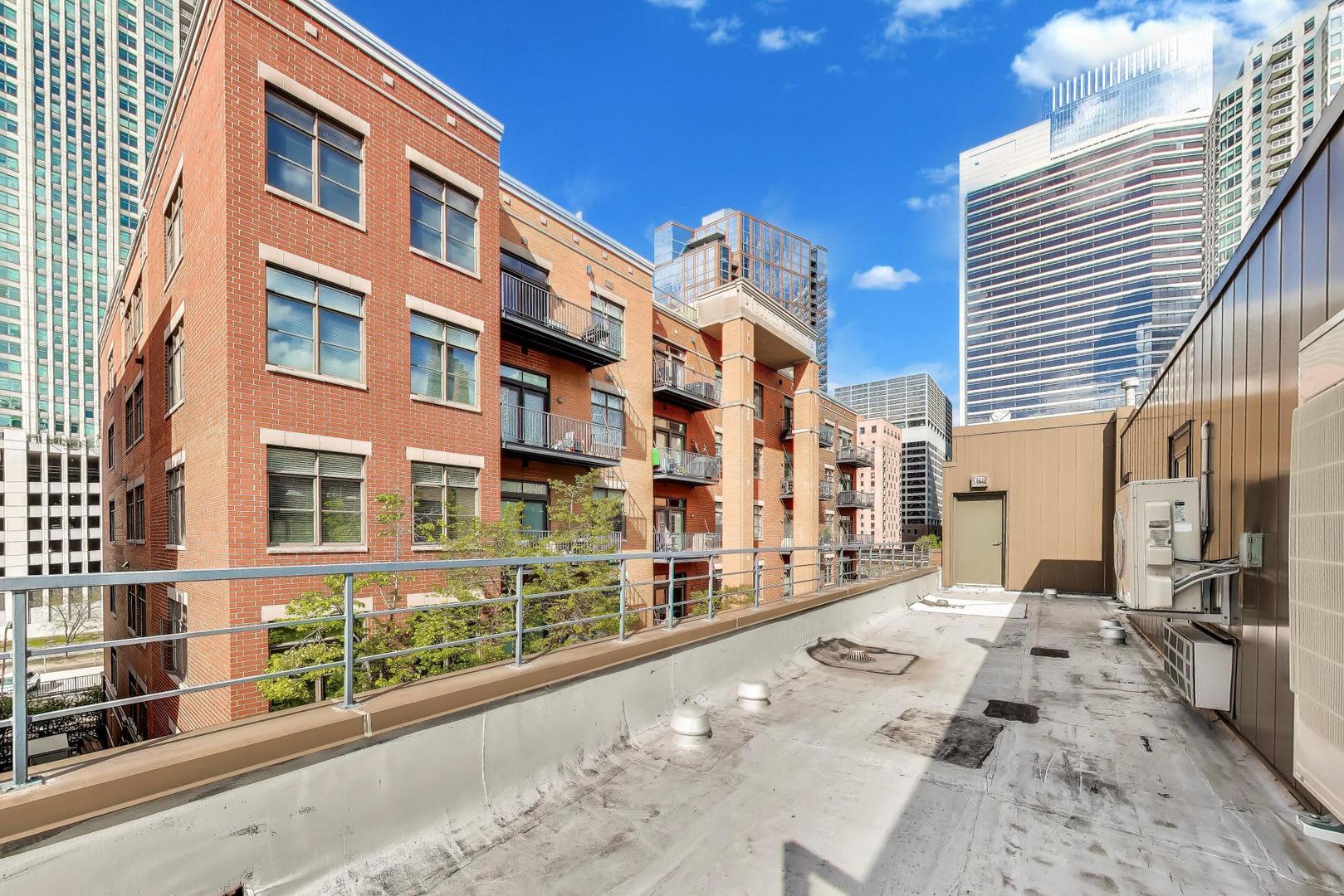 320 N CLINTON Street Unit: D