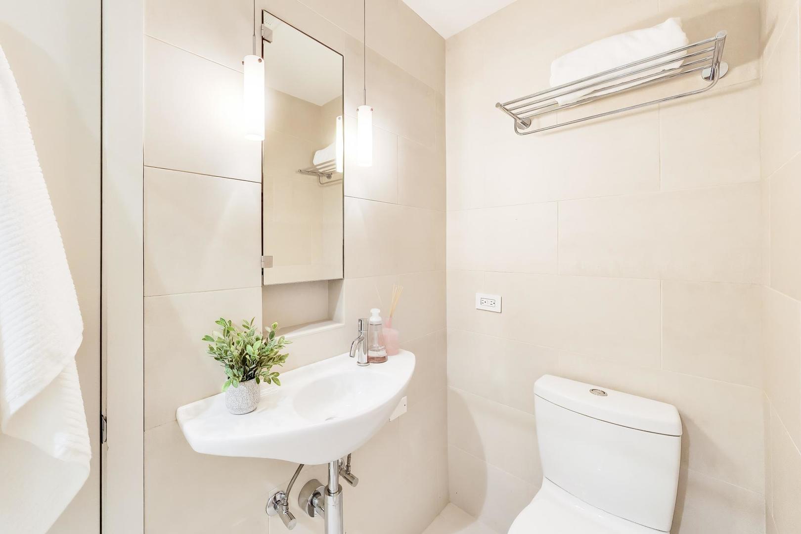 320 N CLINTON Street Unit: D