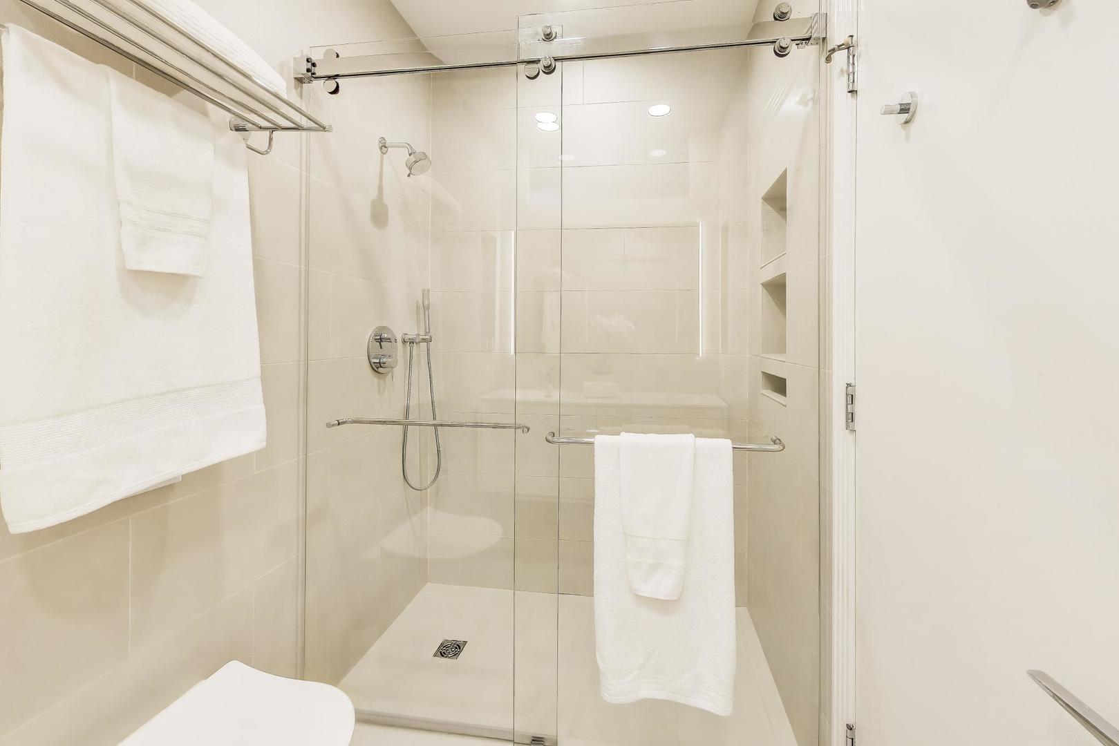 320 N CLINTON Street Unit: D