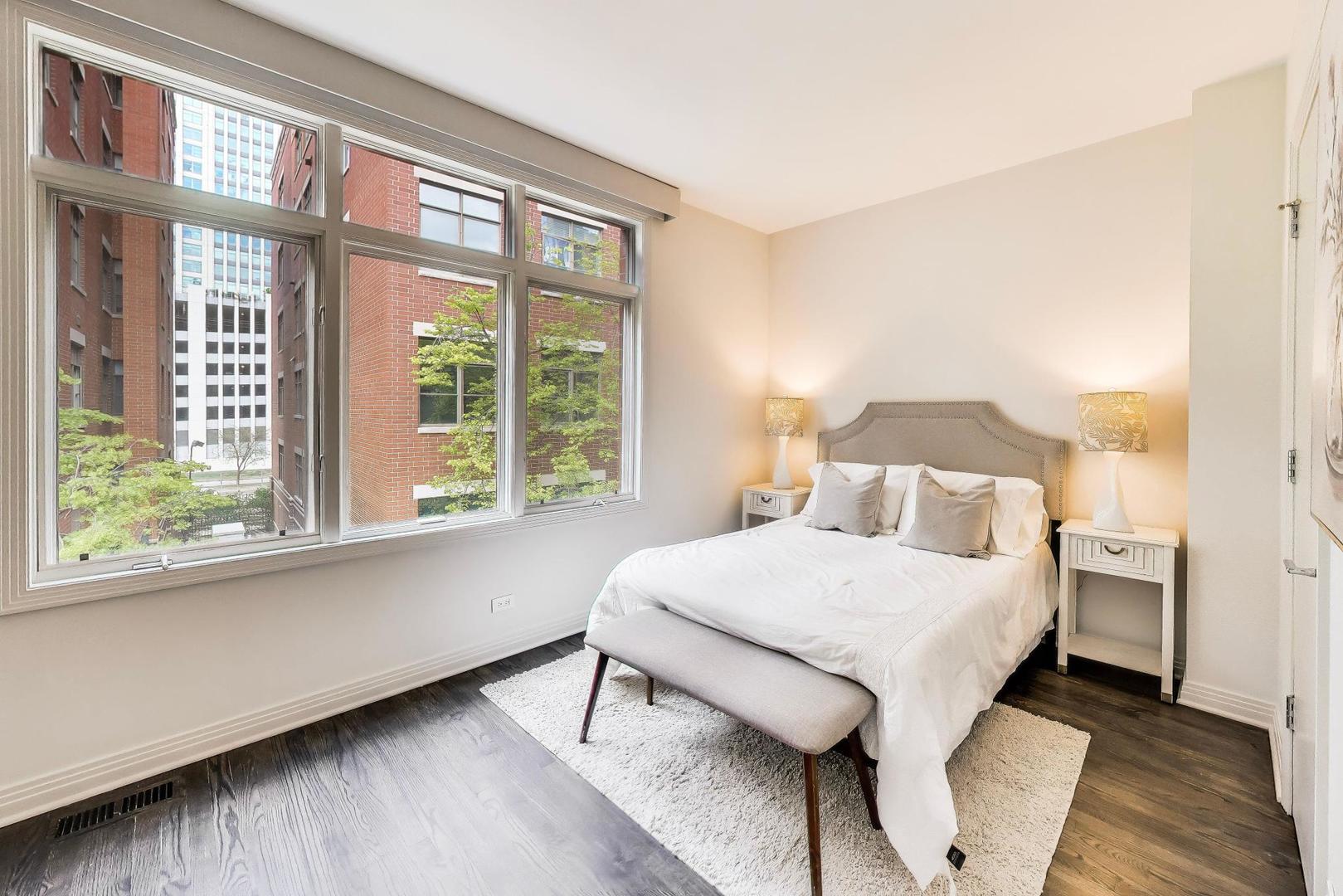 320 N CLINTON Street Unit: D