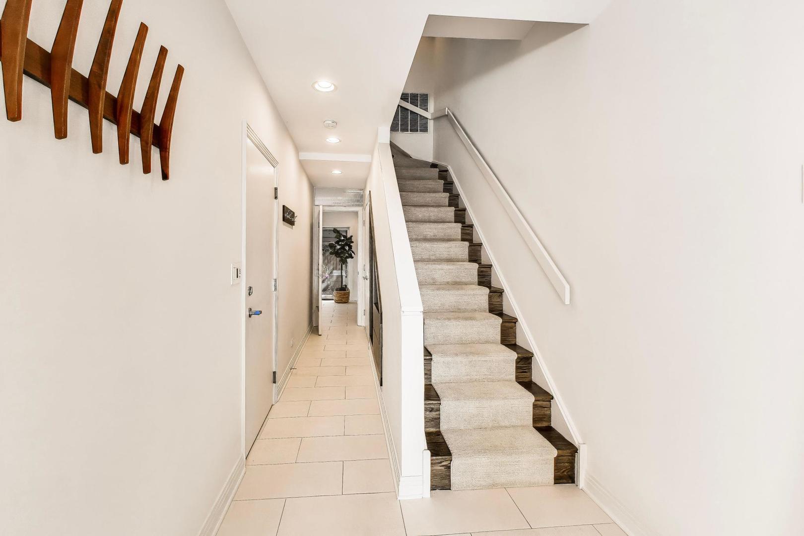 320 N CLINTON Street Unit: D