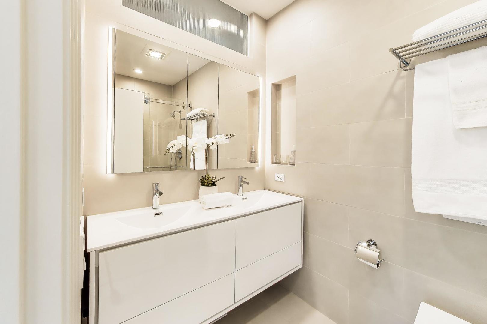 320 N CLINTON Street Unit: D