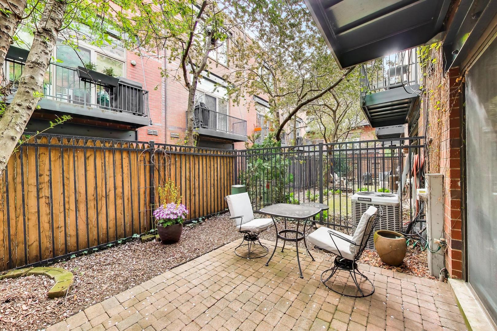 320 N CLINTON Street Unit: D