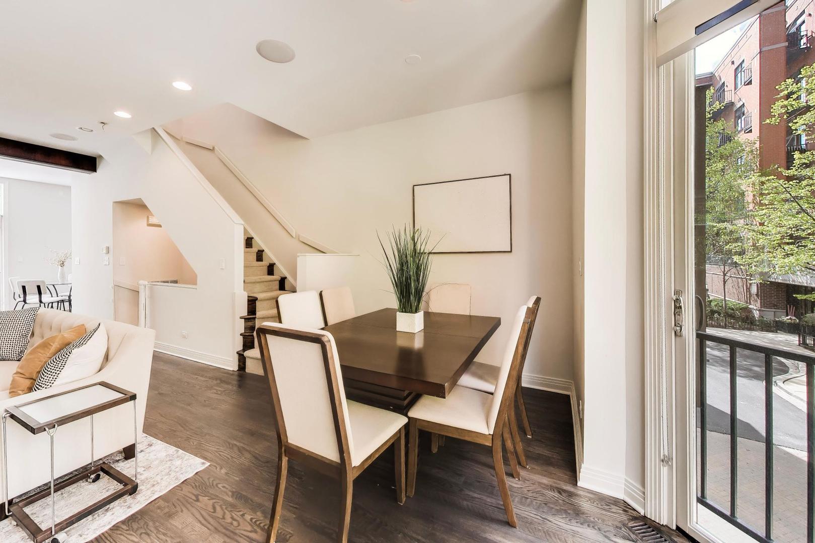 320 N CLINTON Street Unit: D