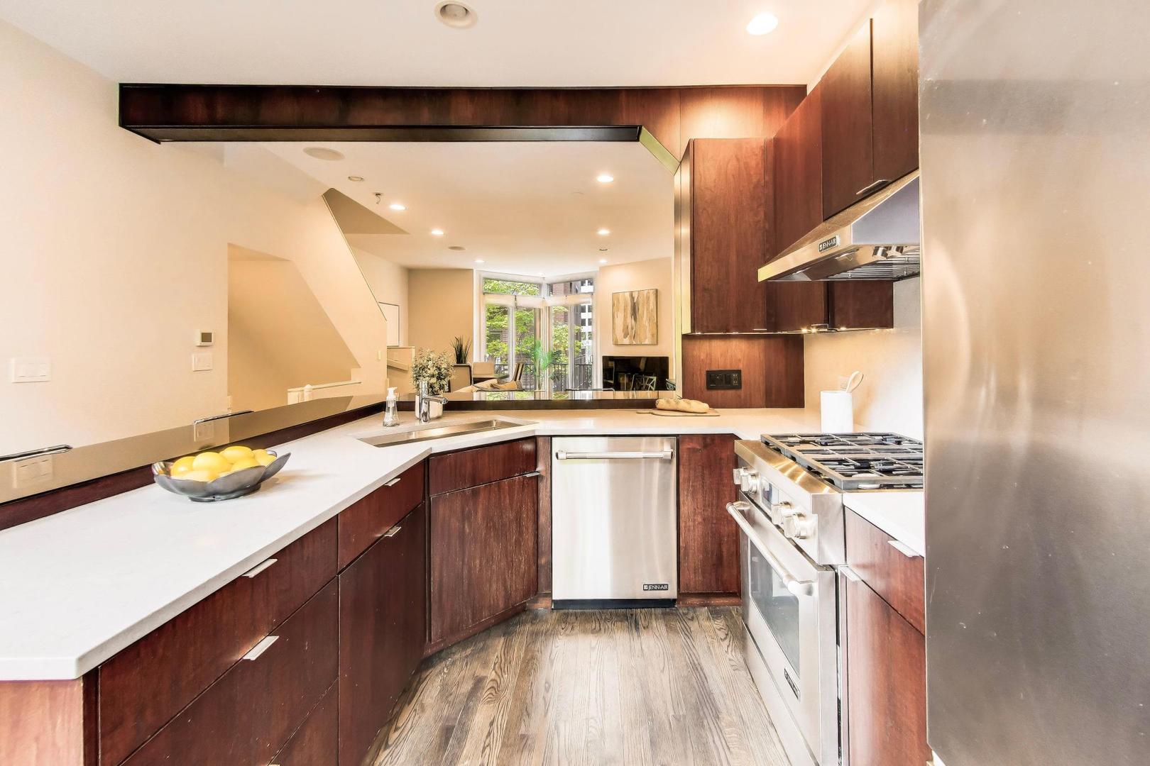 320 N CLINTON Street Unit: D