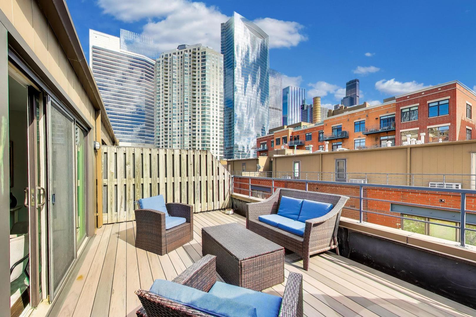 320 N CLINTON Street Unit: D