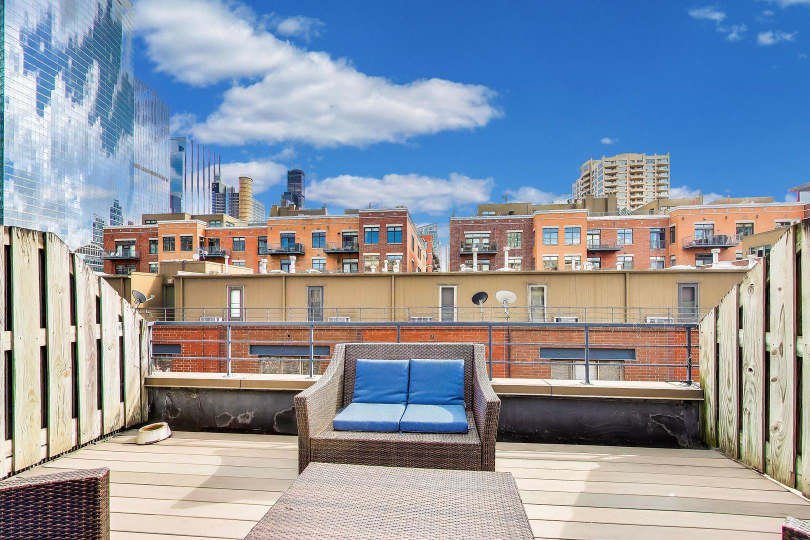 320 N CLINTON Street Unit: D