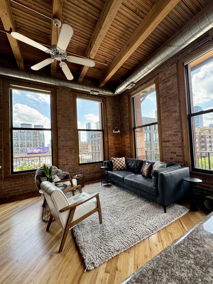 616 W Fulton Street Unit: 411
