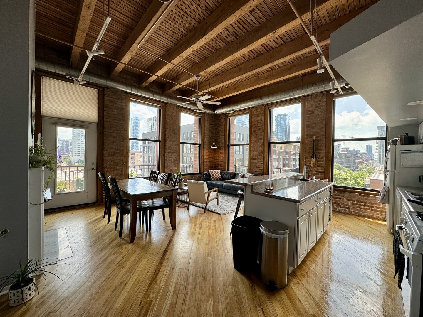 616 W Fulton Street Unit: 411