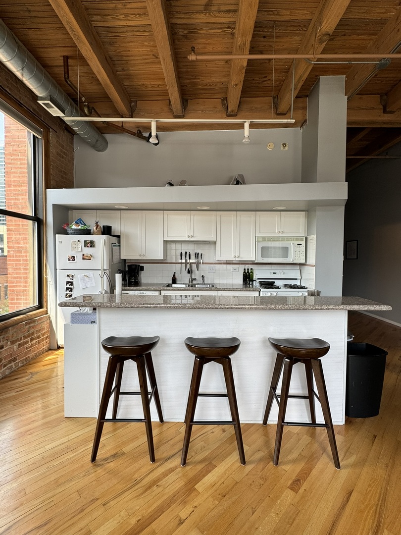 616 W Fulton Street Unit: 411