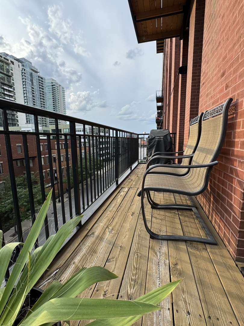 616 W Fulton Street Unit: 411
